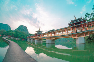 山水间的中式廊桥美景