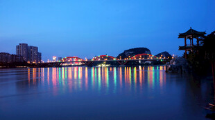 河畔夜景灯光璀璨