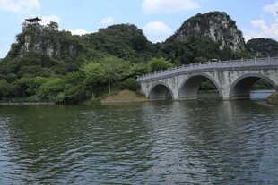 山水间的石拱桥美景