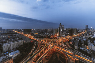 城市黄昏交通枢纽景观