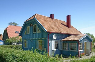 蓝色小屋与红顶的乡村景致