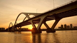 夕阳下的桥梁美景