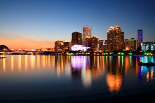 城市湖畔绚丽夜景