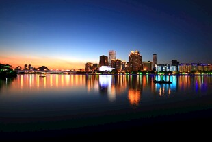 城市湖畔璀璨夜景倒影