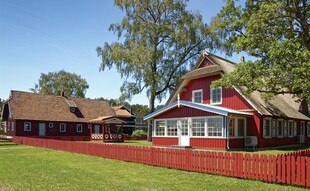 乡村红顶小屋与红围栏
