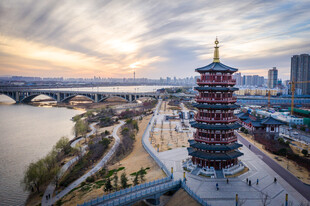 河畔古塔夕照美景