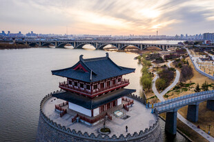 河畔古亭伴城市绚丽黄昏