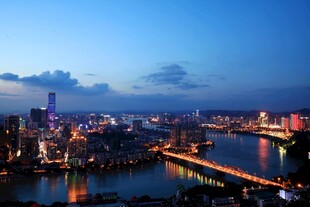 城市夜景璀璨江桥相映