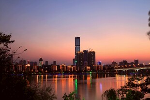 湖畔城市的绚烂黄昏景色