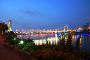 城市夜景中的璀璨桥梁