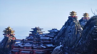 山顶古建筑群美景