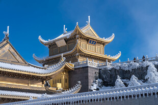 雪覆古建庙宇尽显庄严美