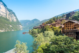 山水间的古朴临江建筑
