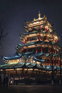 古楼夜景灯火璀璨耀天际