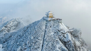 雪覆山峦上的壮丽建筑