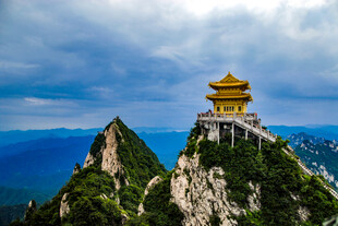 山顶金殿云雾中的壮丽景观