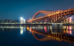 城市夜景中的璀璨桥梁