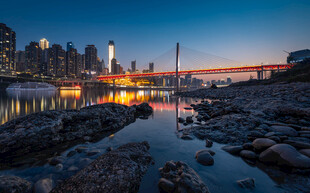 城市河畔夜景风光