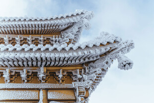 雪覆古建筑屋檐之美