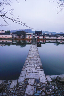 石板桥横跨宁静湖水