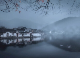 水墨江南雪景湖景图