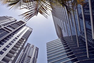 仰观都市摩天高楼