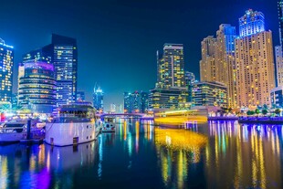 璀璨都市夜景下的宁静水域
