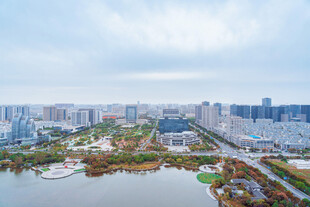 城市湖畔风光全景图