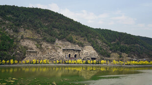 湖畔古建筑与烂漫花海