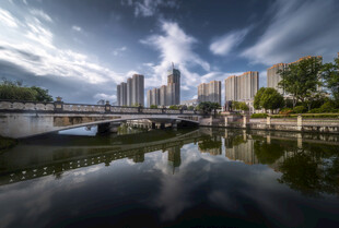 城市河畔风景桥映碧水蓝天