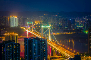 城市夜景中的璀璨跨江大桥