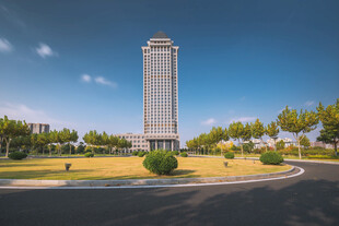 城市中的高耸现代建筑