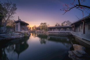 古园林黄昏水景图
