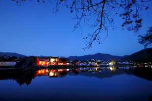 湖畔夜景静谧山水倒影