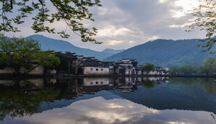 湖畔古村山水相映成画