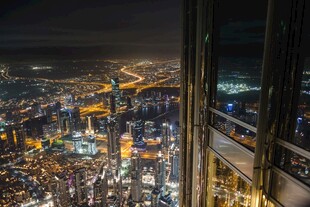 城市璀璨夜景俯瞰视角