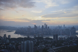城市天际线壮丽黄昏景观