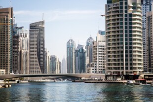 迪拜城市河畔高楼景观