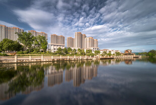 湖畔高楼美景倒映