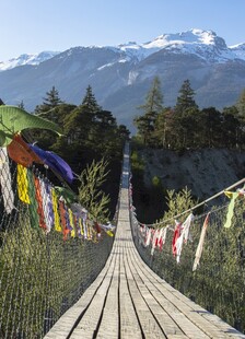 山间吊桥飘扬多彩经幡