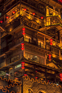 古楼夜景红灯璀璨映照