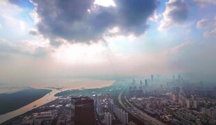 城市天际线与壮阔云海景观