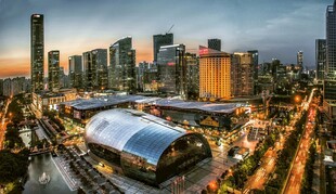 城市黄昏下的地标建筑景观