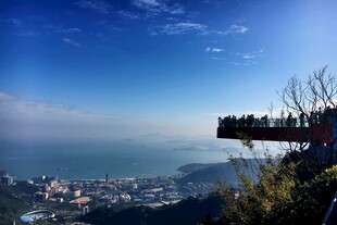 山顶观景台俯瞰城市海景