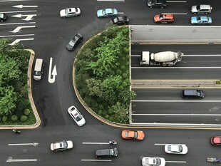 城市路口交通景象
