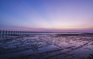 海边日落时的宁静景象