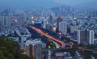城市夜景中的璀璨交通线