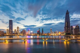 城市河畔璀璨夜景风光