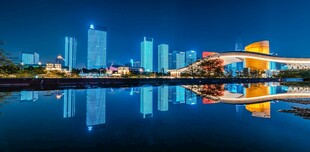 城市湖畔飞机倒影美景
