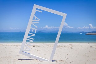 海边白色框架艺术装置